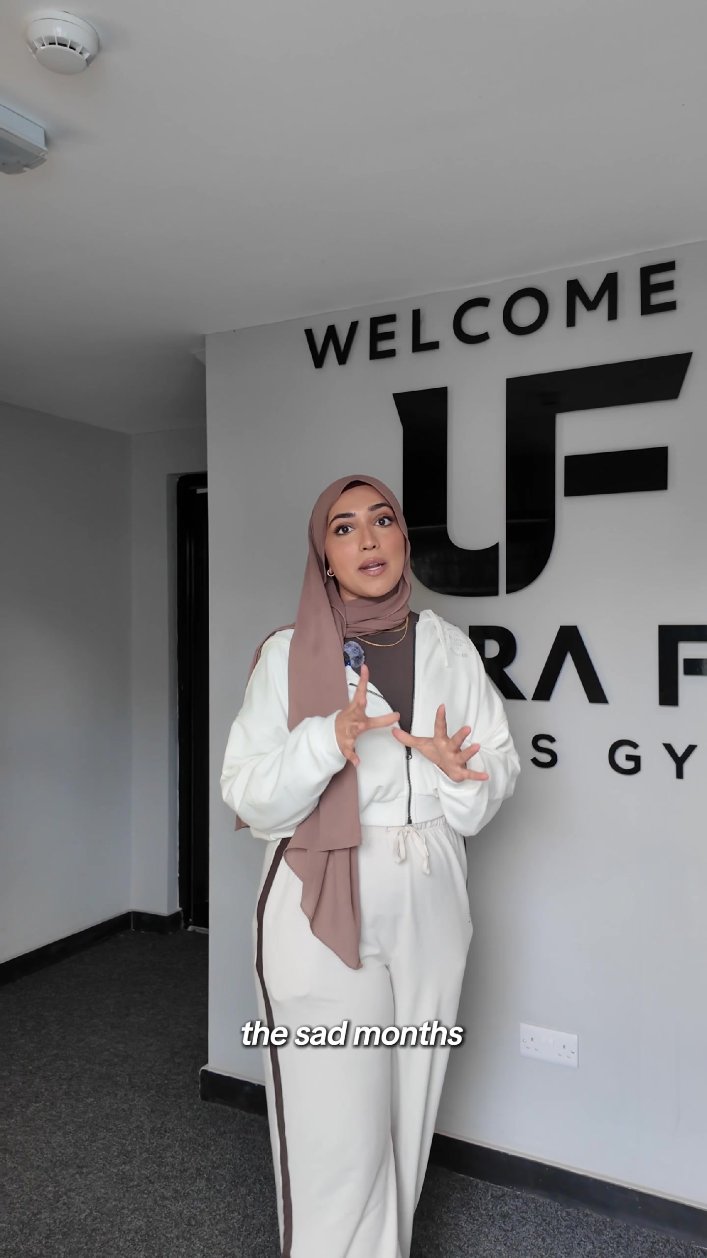 TikTok post by @aaliyah.unia for Sunna Supplements. Caption reads: [...] gym meet-up 💪 sponsored by @Sunna....