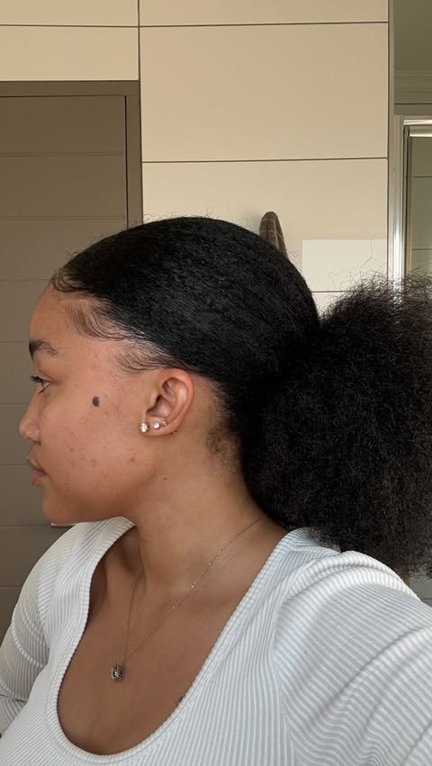 Instagram post by @pelo.gill for Dark and Lovely. Caption reads: [...] no wash day needed! All thanks to....
