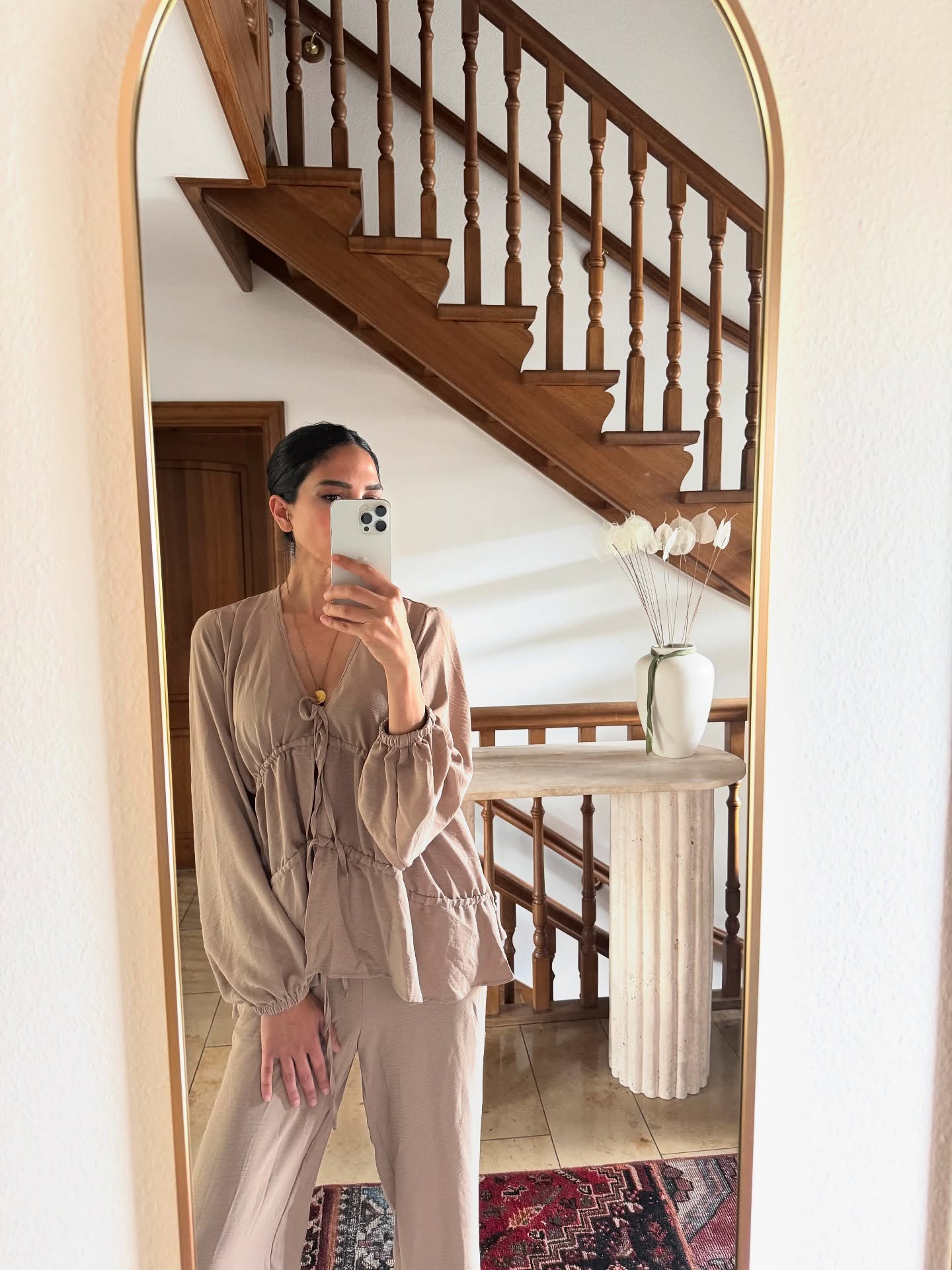Instagram post by @eslishome for ootd.com. Caption reads: Outfit #dump ♥️
Lieb jedes einzelne Outfit ,der....