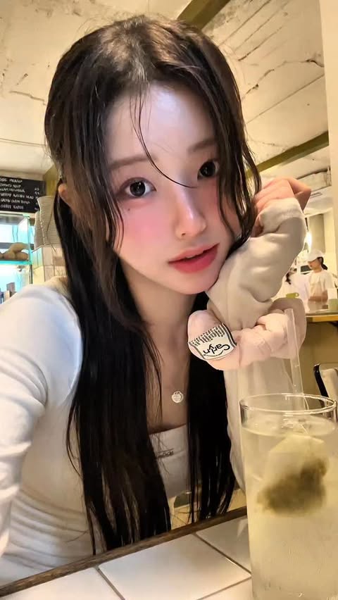 Instagram post by @ham._.cheeze for Bewants. Caption reads: [...] 18,900원 (32% OFF) 올영세일가로 만나보세요 :) #비원츠....