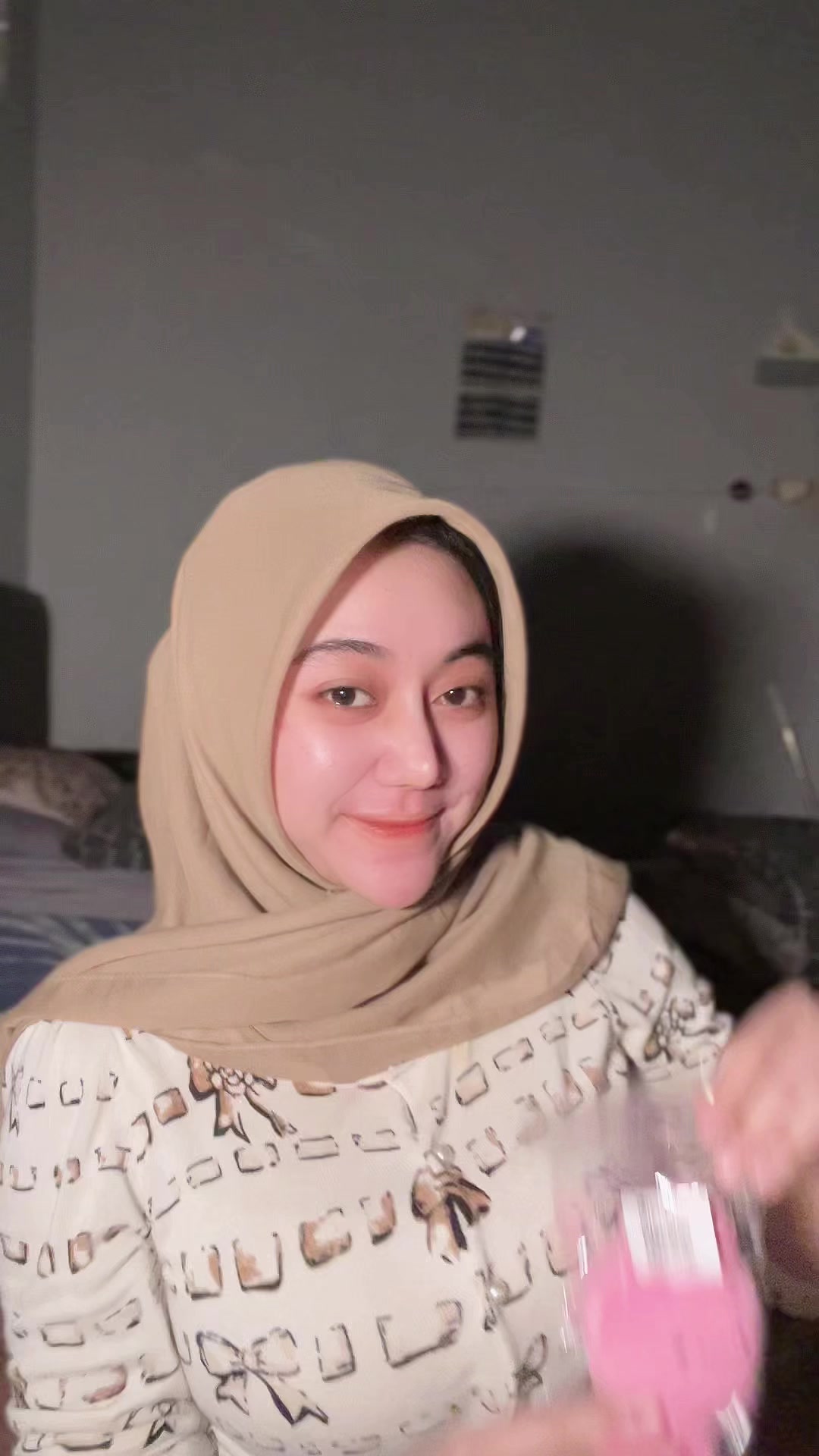TikTok post by @hilmawahyureal for Glad2Glow Indonesia. Caption reads: Ihhh lucuukkk!!!! 😍 nyobain produk nya dapet....