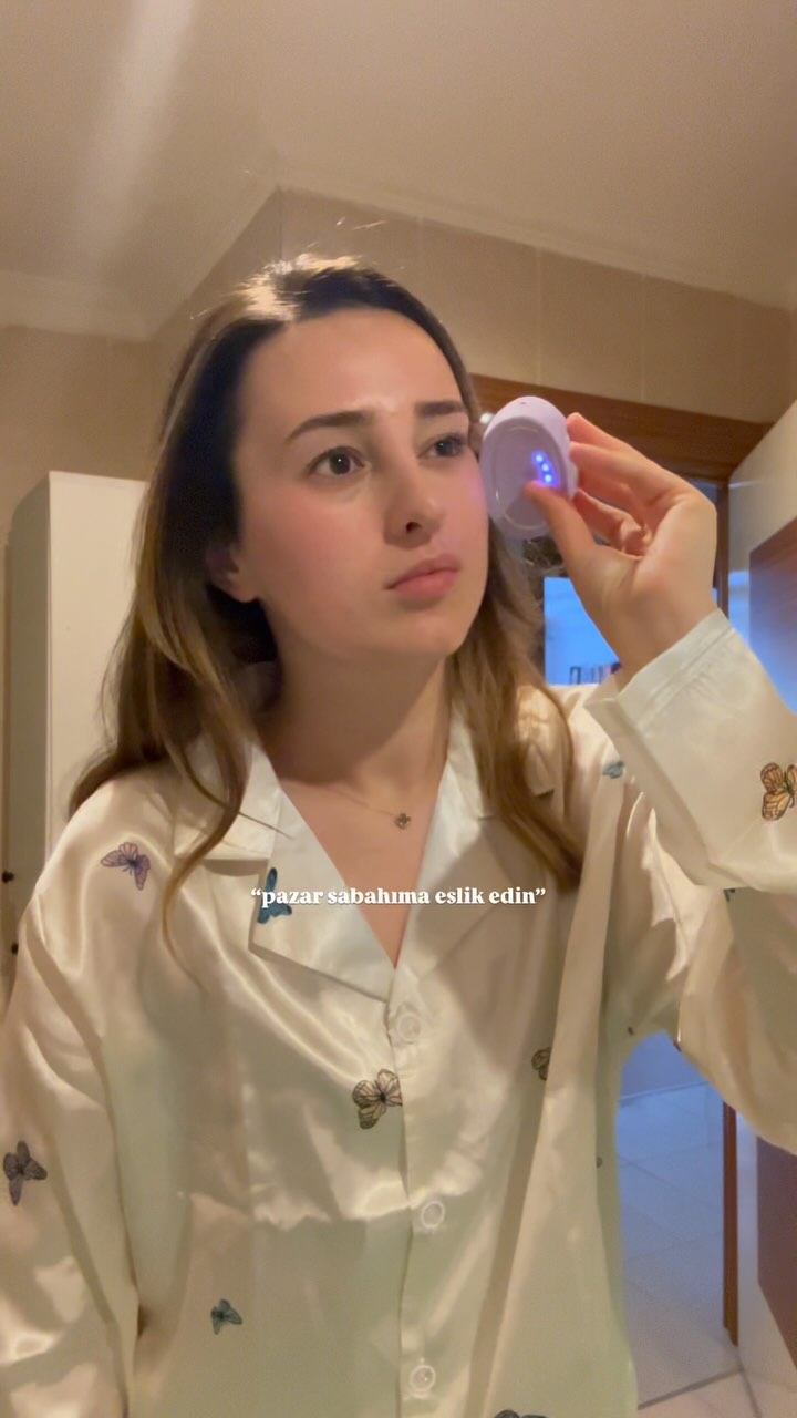Instagram post by @ezgiebretkara for Foreo. Caption reads: hello hello💞 bu sabahtan taze bir asmr vlog....