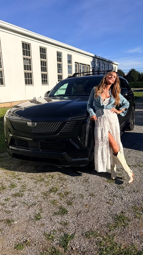 Instagram post by @kellybensimon for Cadillac. Caption reads: [...] THE GOLDEN LIFE @eentertainment, Cadillac....