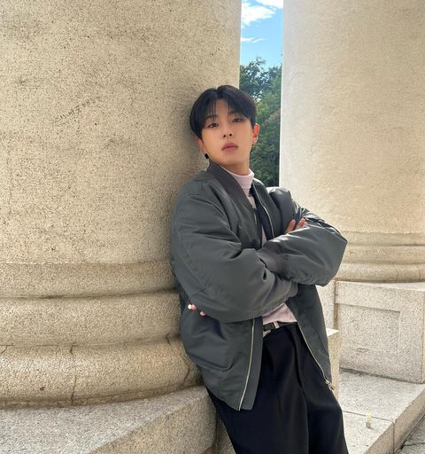 Instagram post by @hwan.lk for DKNY. Caption reads: #ad @dkny 
•
뉴욕을 대표하는 럭셔리 브랜드 dkny
에서 22fw 패널 레이어드....