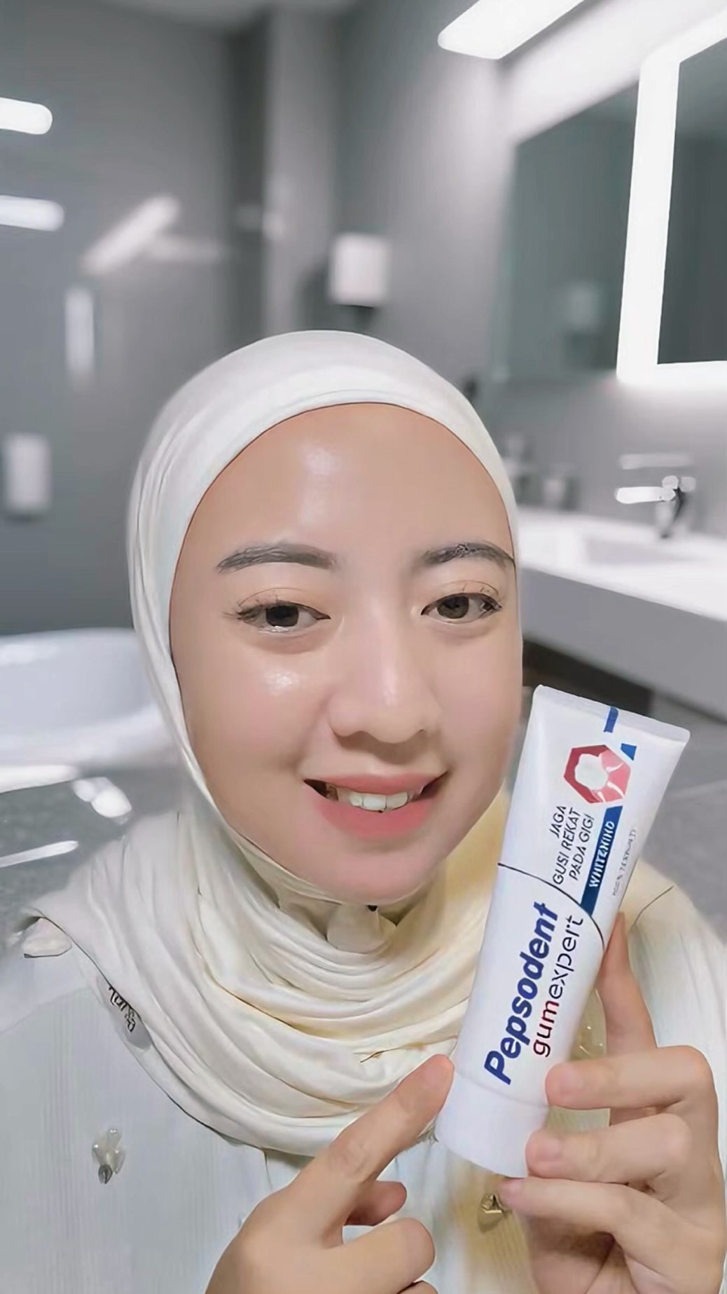 Instagram post by @gwynamira for Tanya Pepsodent. Caption reads: Bye bye sakit gusi! Semenjak pakai Pepsodent Gum....