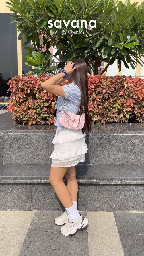 Instagram post by @hollypreety for Urbanic. Caption reads: [...] - 1258732
Bag - 1261752
@savanabyurbanic....