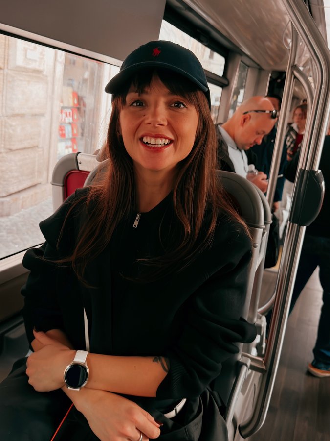 Instagram post by @thatramona for Garmin. Caption reads: Ultima poza: Varu-tu de la tara inainte sa dea cu....