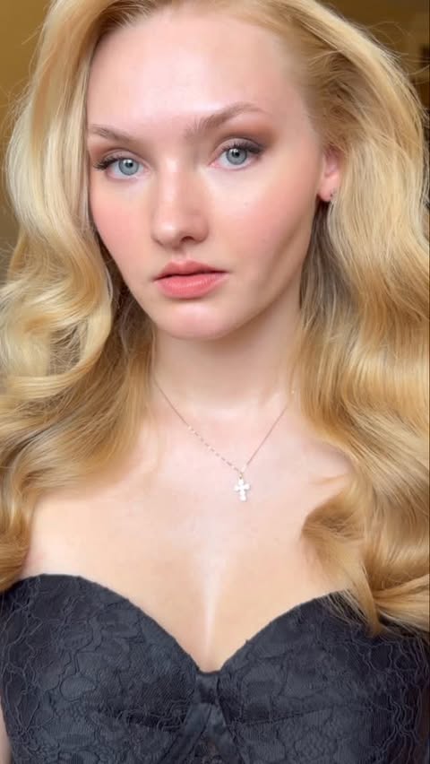 Instagram post by @pelinpehlivanogluu for M·A·C Cosmetics. Caption reads: [...] & nemlendirme etkili kapatıcı nc 20....
