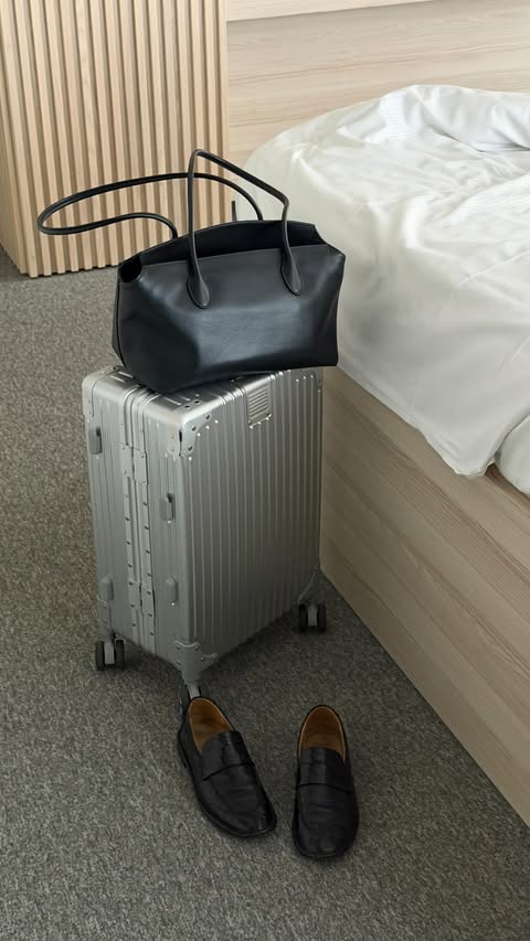 Instagram post by @joyeuseapolline for WEEKDAY. Caption reads: Le PR haul du lundi 🫶🏼.