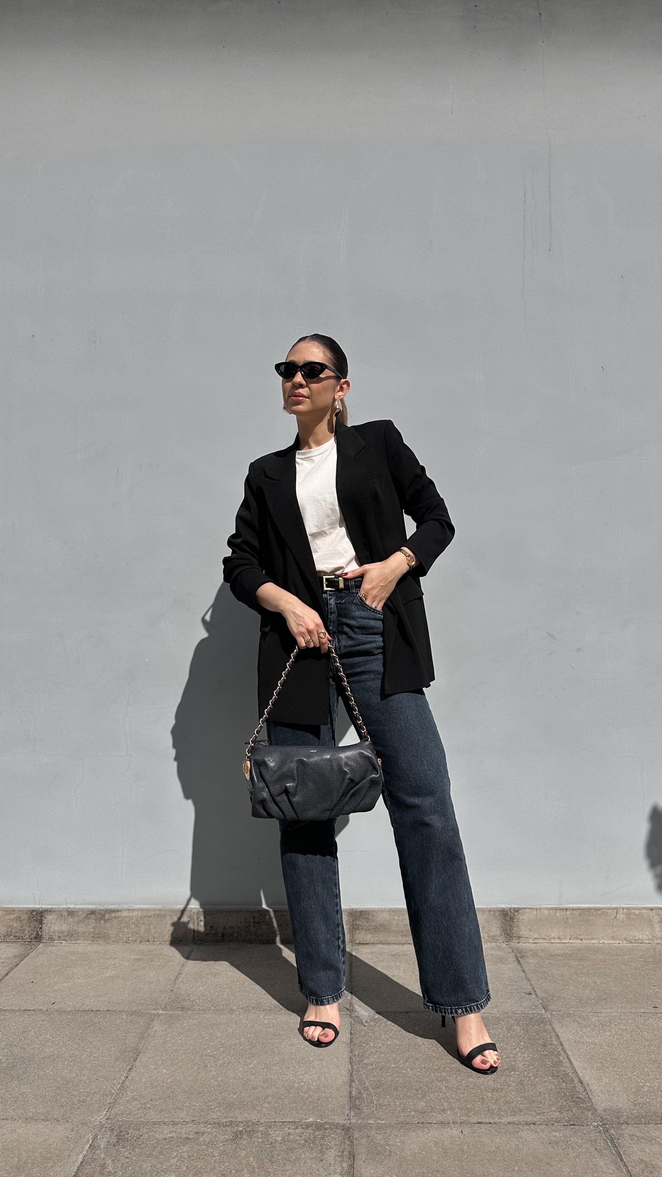 Instagram post by @tharodrigues for Shop2gether. Caption reads: — look do dia. Bolsa, óculos e sandália....