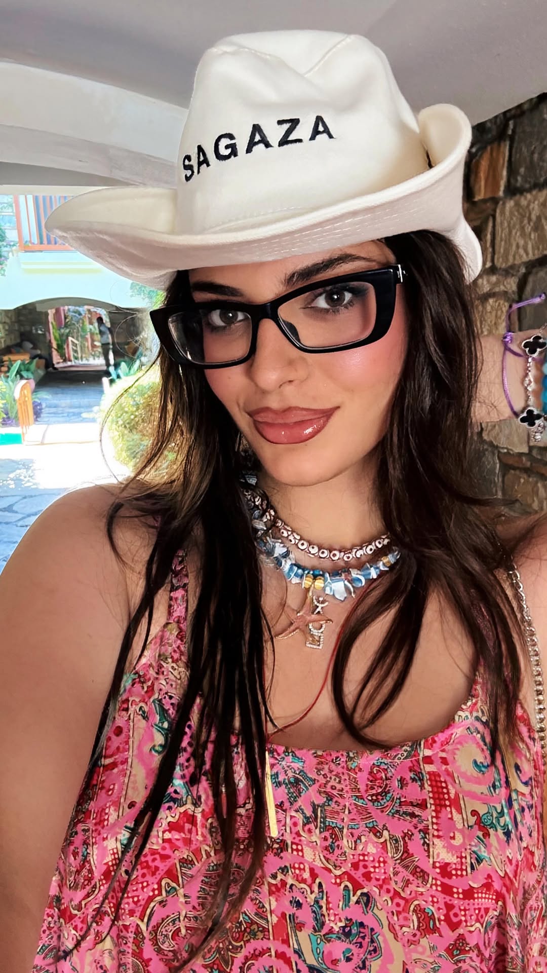 Instagram post by @derintalu for SAGAZA. Caption reads: 🌸🌺💕.