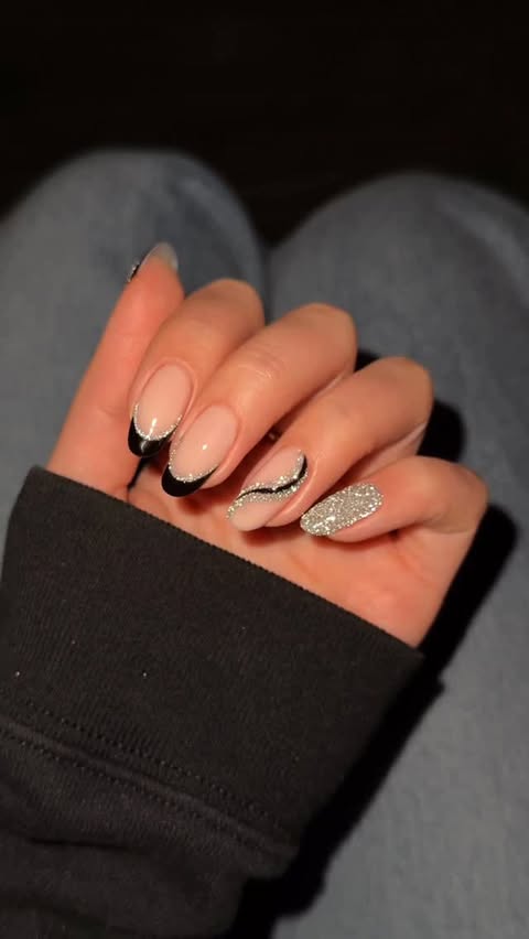 Instagram post by @heluviee for Apres Nail. Caption reads: [...] 

gorg polish is shade ‘the end’ from....