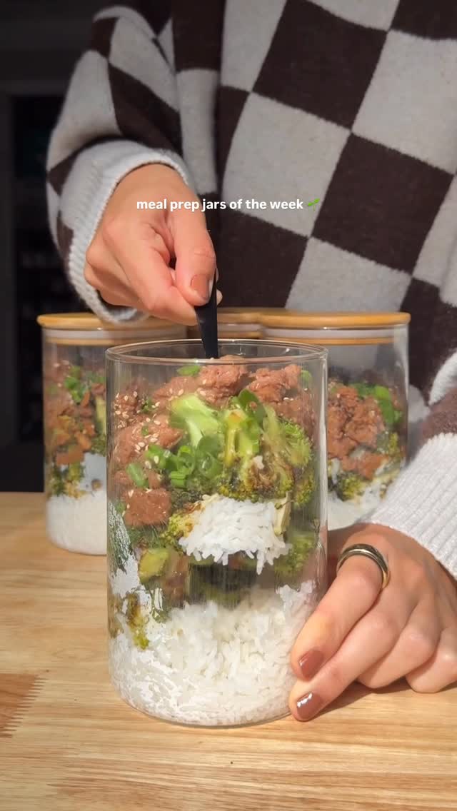 Instagram post by @jennaliveswell for Beyond Meat. Caption reads: [...] Truly hard to tell the difference, plus....