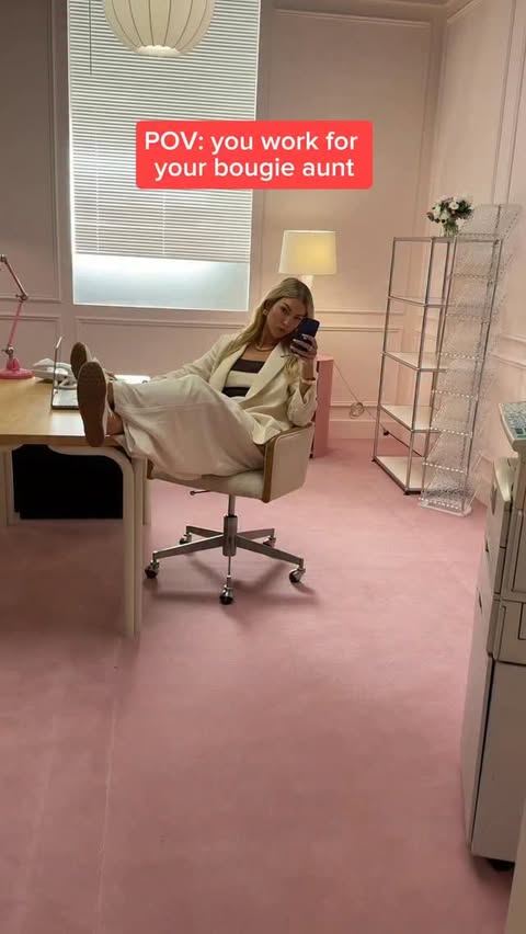 Instagram post by @itscourtneymichelle for Vivaia. Caption reads: [...] over comfort 💁🏼‍♀️ Have you tried....
