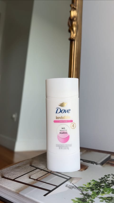 Instagram post by @denisemmercedes for Dove. Caption reads: [...] my deodorant shouldn’t be. ❤️ Thankfully....
