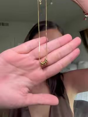 TikTok post by @vanerivasss for VENOCO. Caption reads: [...] my new everyday dainty necklace ✨🤏🏼....
