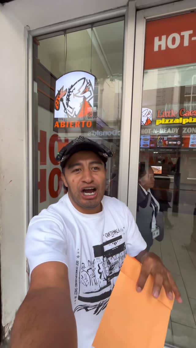 Instagram post by @el_enano_gt_ for Little Caesars. Caption reads: REGALANDO PIZZA CHEQUES GRACIAS A @littlecaesarsgt....