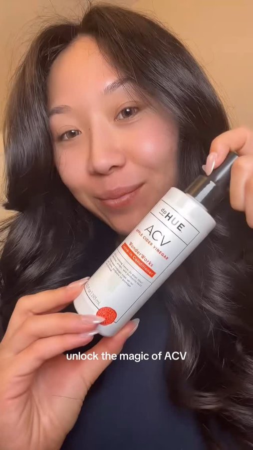 Instagram post by @simplycindy for dpHUE. Caption reads: [...] conditioner that actually works. @dphue....