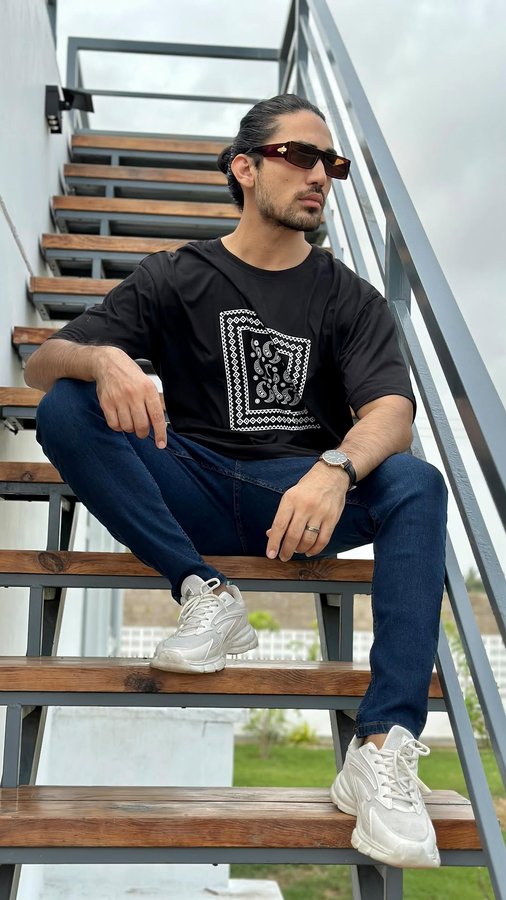 Instagram post by @arshanistaan for ZELLBURY. Caption reads: [...] effortlessly cool graphic tee from @zellbury....