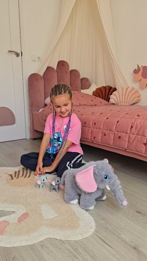 Instagram post by @joyce_elsbroek for Zuru Toys. Caption reads: 🐘💗 Megan is helemaal verliefd op haar nieuwe....