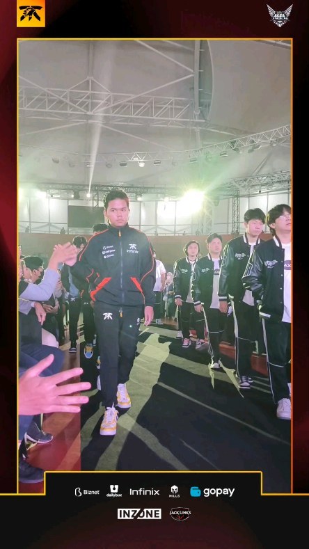 Instagram post by @onic.esports for FNATIC. Caption reads: [...] the battlefield! Together, as a team, Fnatic....