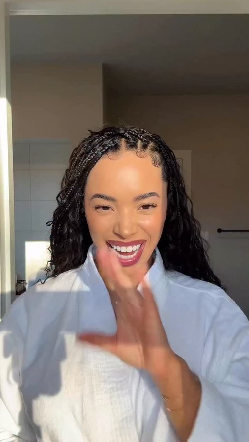 Instagram post by @shaielexis for Suave. Caption reads: Not me getting a knee deal 🤭 No more dry, itchy....