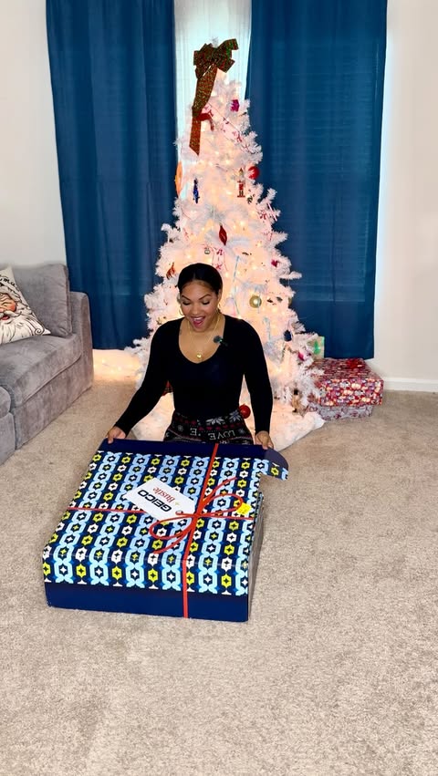 Instagram post by @leesaunique for Bustle. Caption reads: [...] Safe. Refreshing. Huge thank you to @bustle....