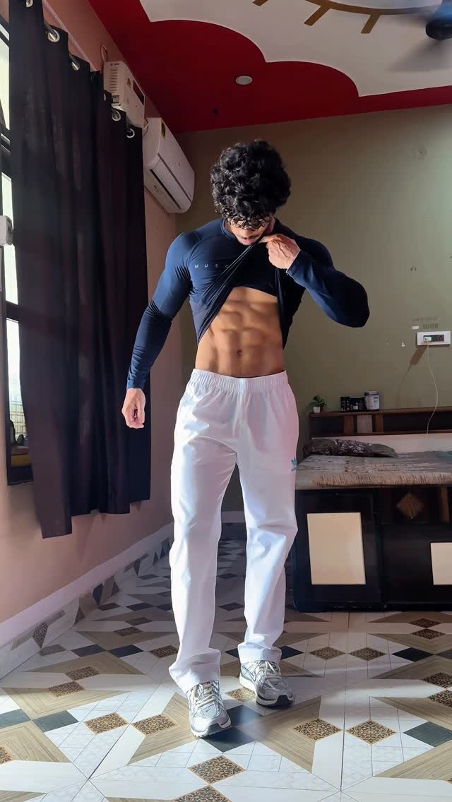 Instagram post by @fitbidlan for MuscleBlaze. Caption reads: Compression From @muscleblaze 
.
#explore #fitlife....