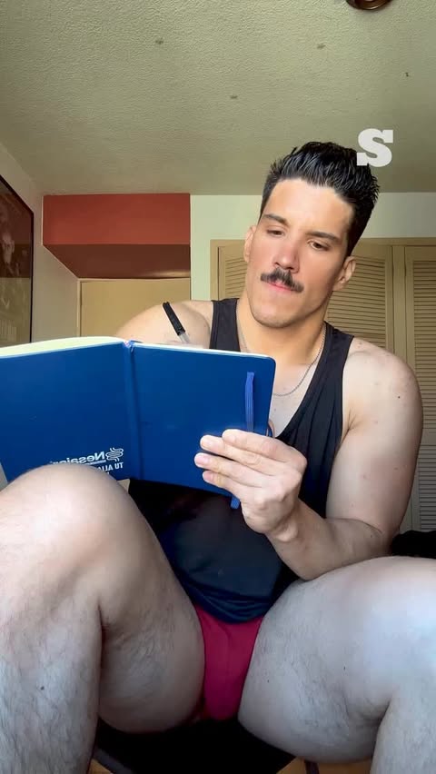 Instagram post by @nanojack_ for SCRUFF. Caption reads: Objetivos SCRUFF de año nuevo ✨

#SoloEnScruff

🎥....