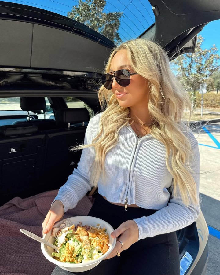 Instagram post by @hannahterrito for Salad Station. Caption reads: a salad a day keeps a smile on my face 🥗....