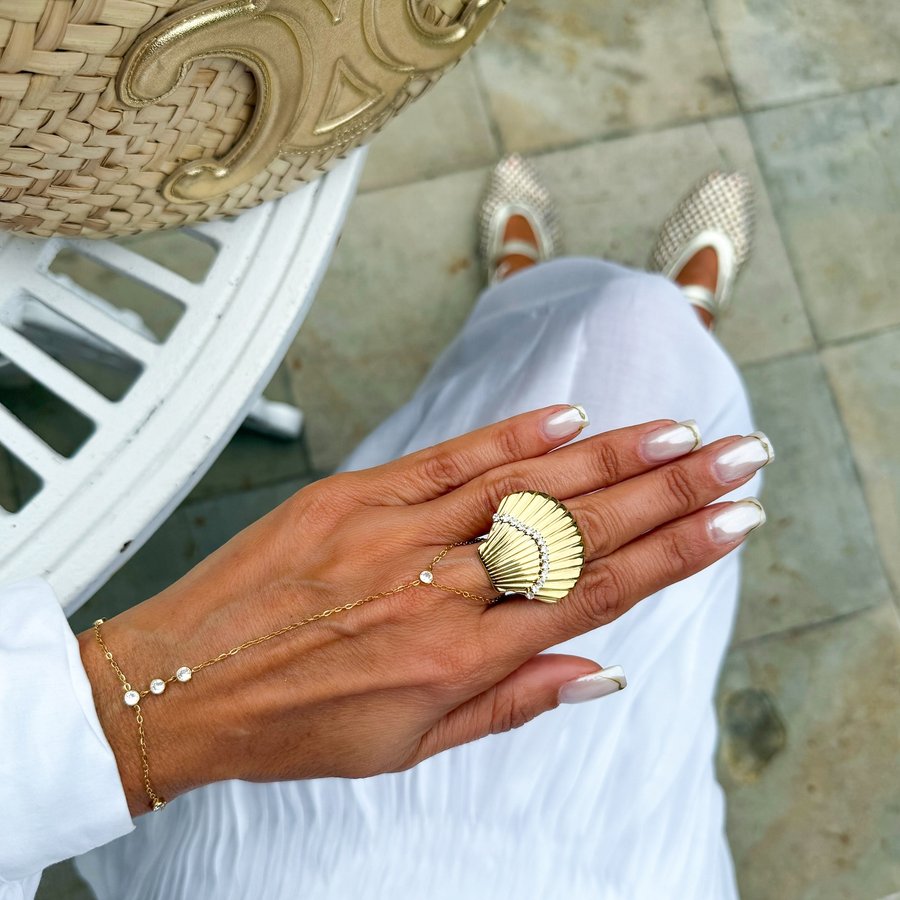 Instagram post by @franciszkowelove for By Dziubeka. Caption reads: ew summer nails @pazumalu bizuteria @bydziubeka 🐚....
