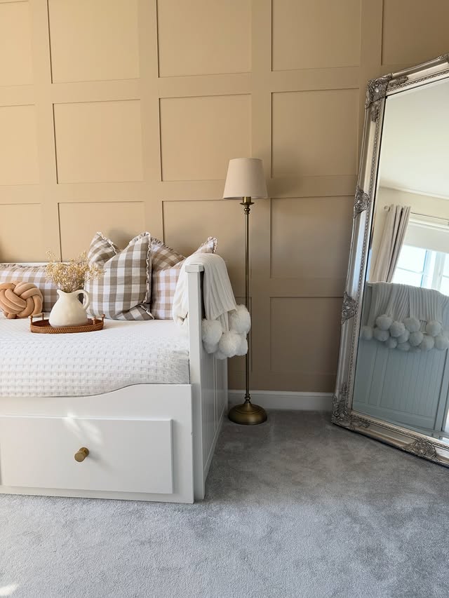 Instagram post by an influencer for Hendel & Hendel. Caption reads: HOW TO TRANSFORM A SMALL BEDROOM 🤎 Swipe to see....