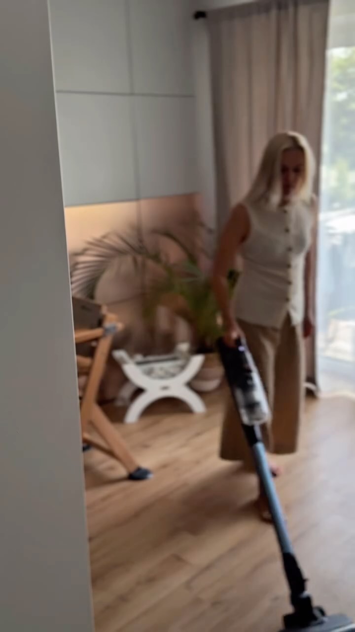 Instagram post by @testen_mit_family for Skeepers. Caption reads: Werbung 

Geschenk von @bissell_deutschland....