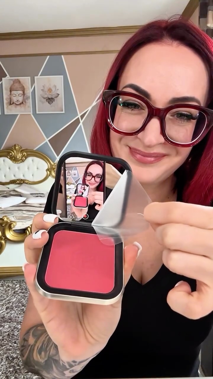 Instagram post by @pappnehubaikata_official for GLAMIRA. Caption reads: Reklam| @glamira | 💎.