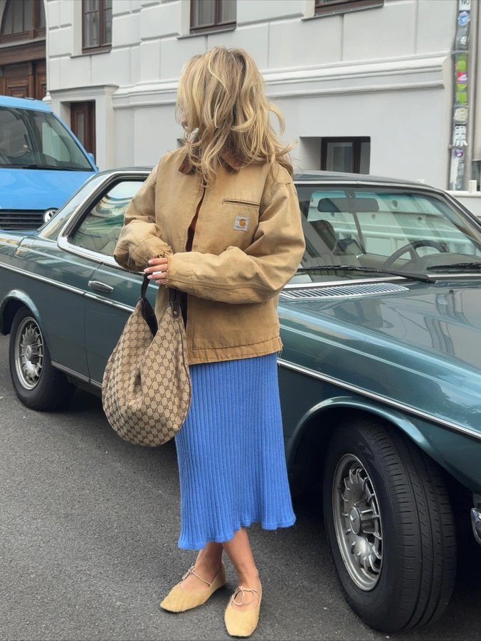 Instagram post by @llolarosalie for ALOHAS. Caption reads: love a good colour match 🧡

(gifted).