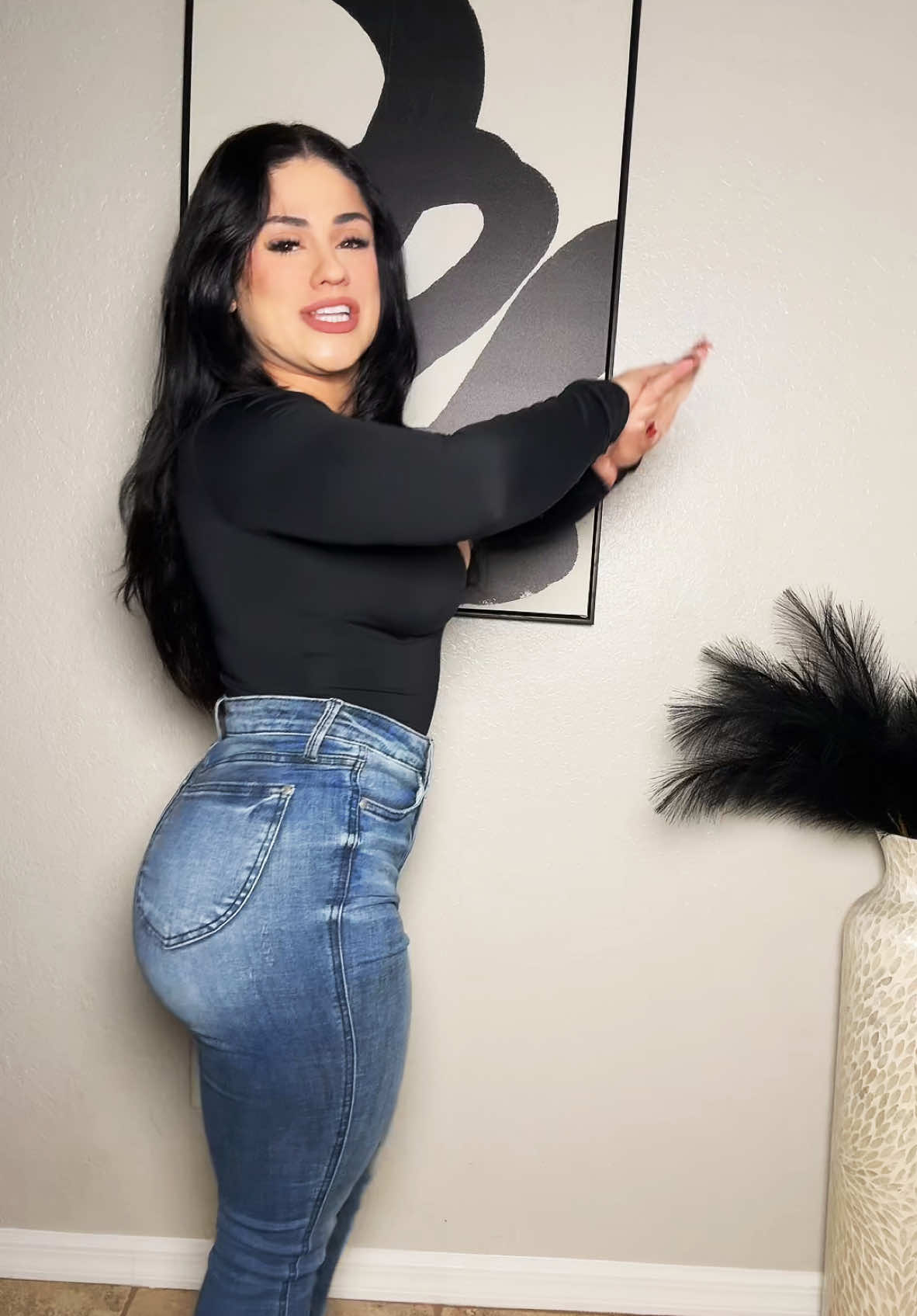 TikTok post by @meliigisellefindss for Glamour Modern Fashion. Caption reads: [...] #skinnyjeans #tummycontroljeans @Glamour....