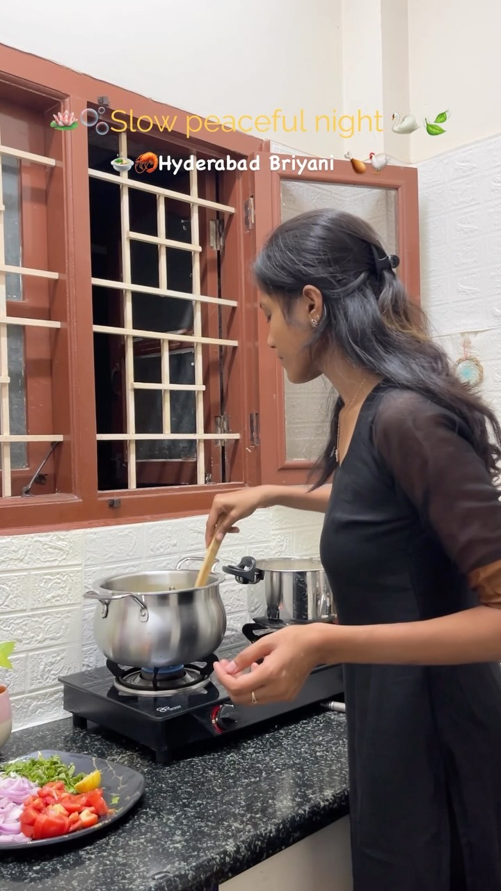 Instagram post by @ayshh.minivlog for The Indus Valley. Caption reads: Episode 46🍗🐓🦐🍲🥘🫧✨ 
Hyderabad Briyani 🐓 ....