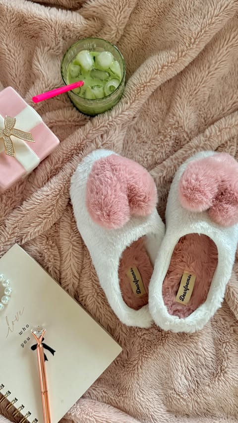 Instagram post by @tatiannaareizaga for Dearfoams. Caption reads: [...] to yourself this Valentine’s Day 😉💕....