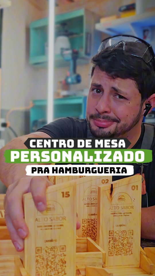 Instagram post by @quenem_marceneiro for xTool. Caption reads: Esse centro de mesa pra hamburgueria deu um....