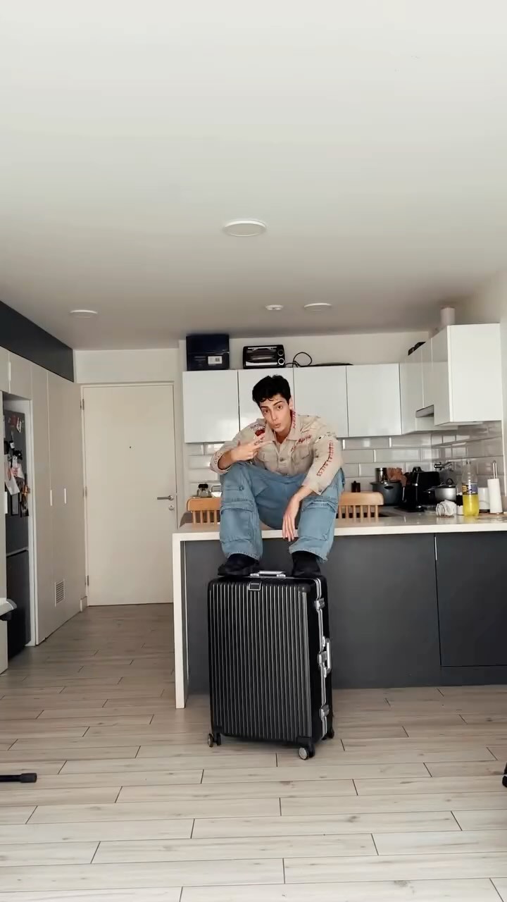 Instagram post by @santiagocisneros for Old Spice. Caption reads: Estas son las cosas que me llevo a corea! ¿Sabían....
