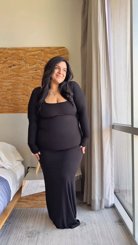 Instagram post by @_elle_nicole for SPANX. Caption reads: [...] #realbodies #cozystyle #petiteplussize....