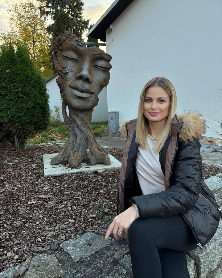 Instagram post by @mary.piechowska for CCC. Caption reads: 🍁 Vibe

•
•
•
#polishgirl #girl #polskadziewczyna....