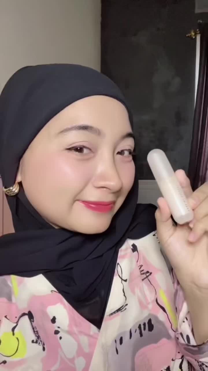 TikTok post by @deldelriskiana for Dear Me Beauty. Caption reads: Ini bagus bangettt hypergloss nya @Dear Me Beauty....