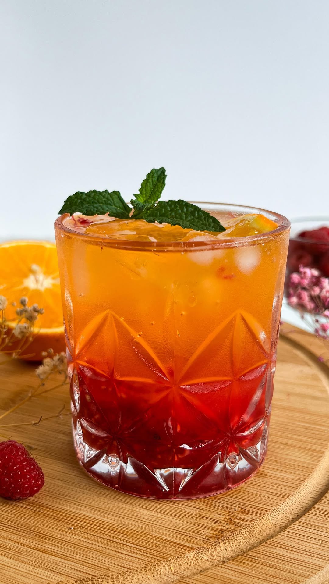 Instagram post by @dyciax for SodaStream. Caption reads: Malinowo-Pomarańczowy Mocktail z Nutą Mango –....