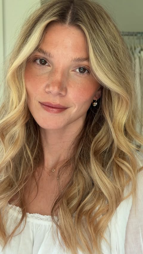 Instagram post by @crimsonmitchell for Kristin Ess Hair. Caption reads: [...] #hairroutine #glossyhair @kristinesshair.