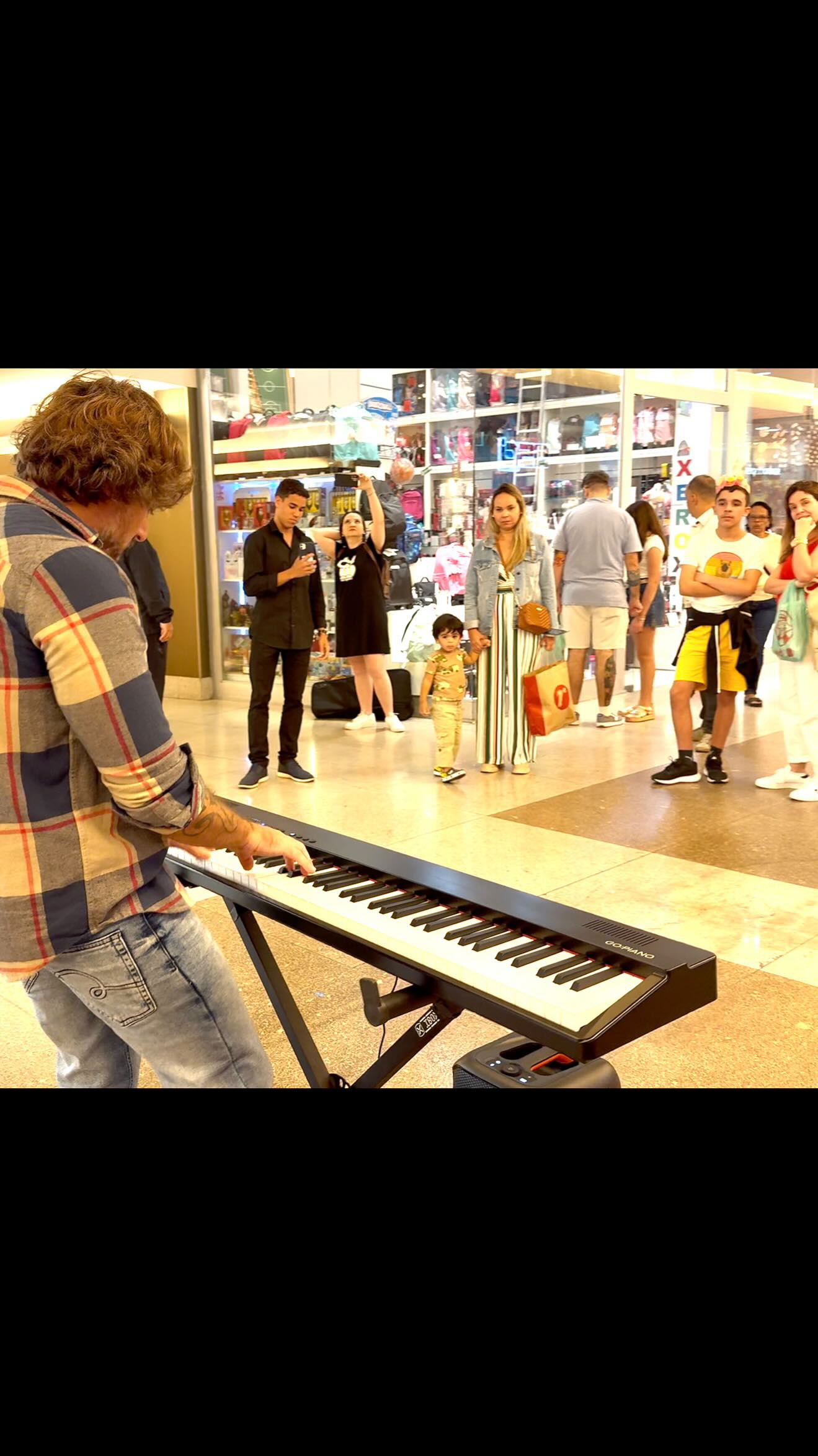 Instagram post by @pianorock for Roland. Caption reads: Levei um Piano Portátil pro Meio do Shopping....