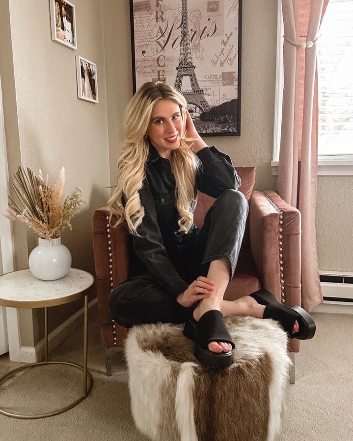 Instagram post by @kaydee.oldham for ShoeDazzle. Caption reads: [...] rainy rainy rainy day 🤪 

Shoes are....