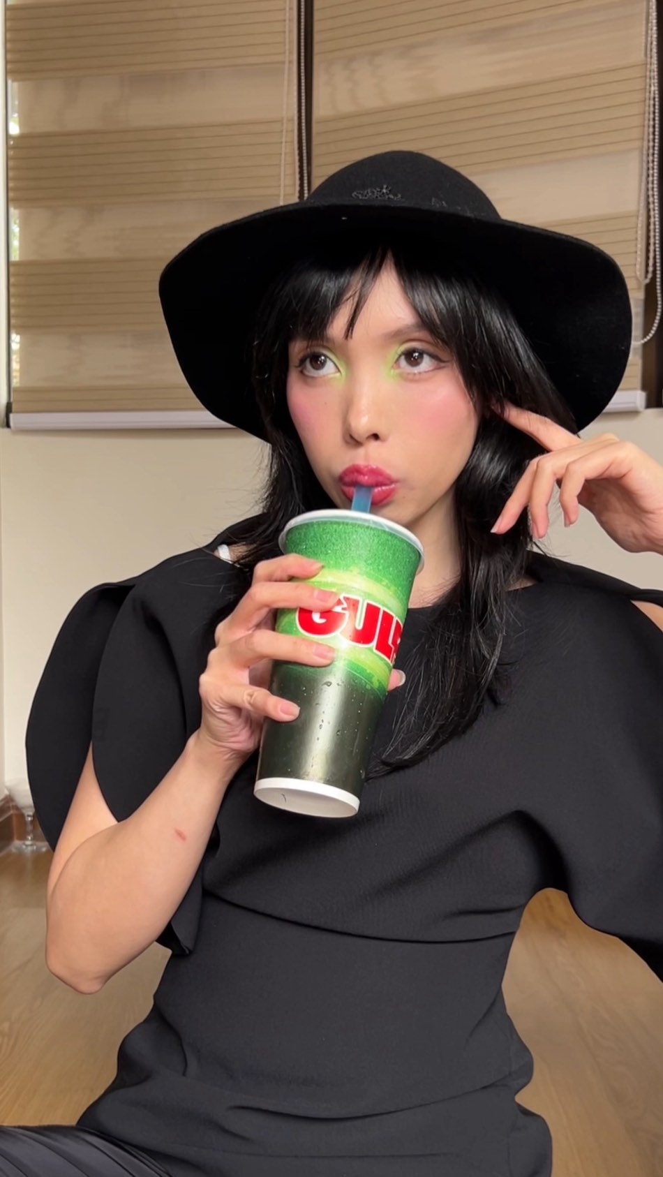 Instagram post by @maronnecruz for 7-Eleven. Caption reads: pink goes good with green, food goes good with....