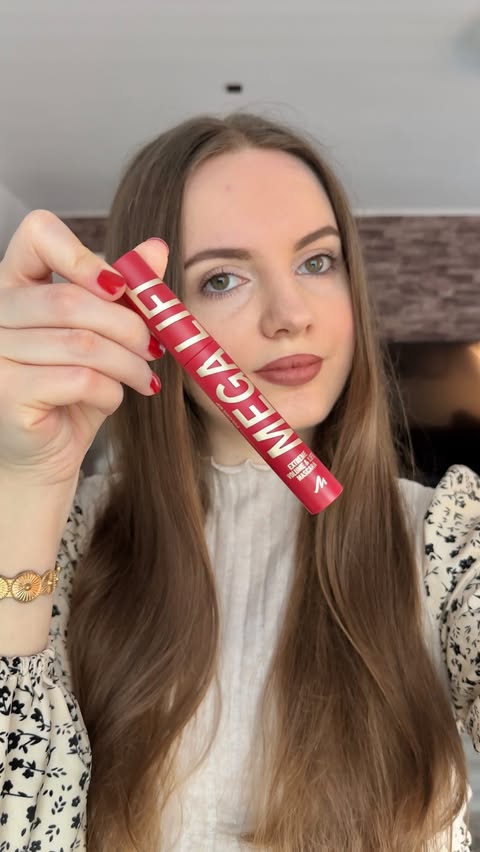 Instagram post by @laurys.lovelygallery for MANHATTAN. Caption reads: #ad | Mega lift. Zero effort. 💁‍♀️....