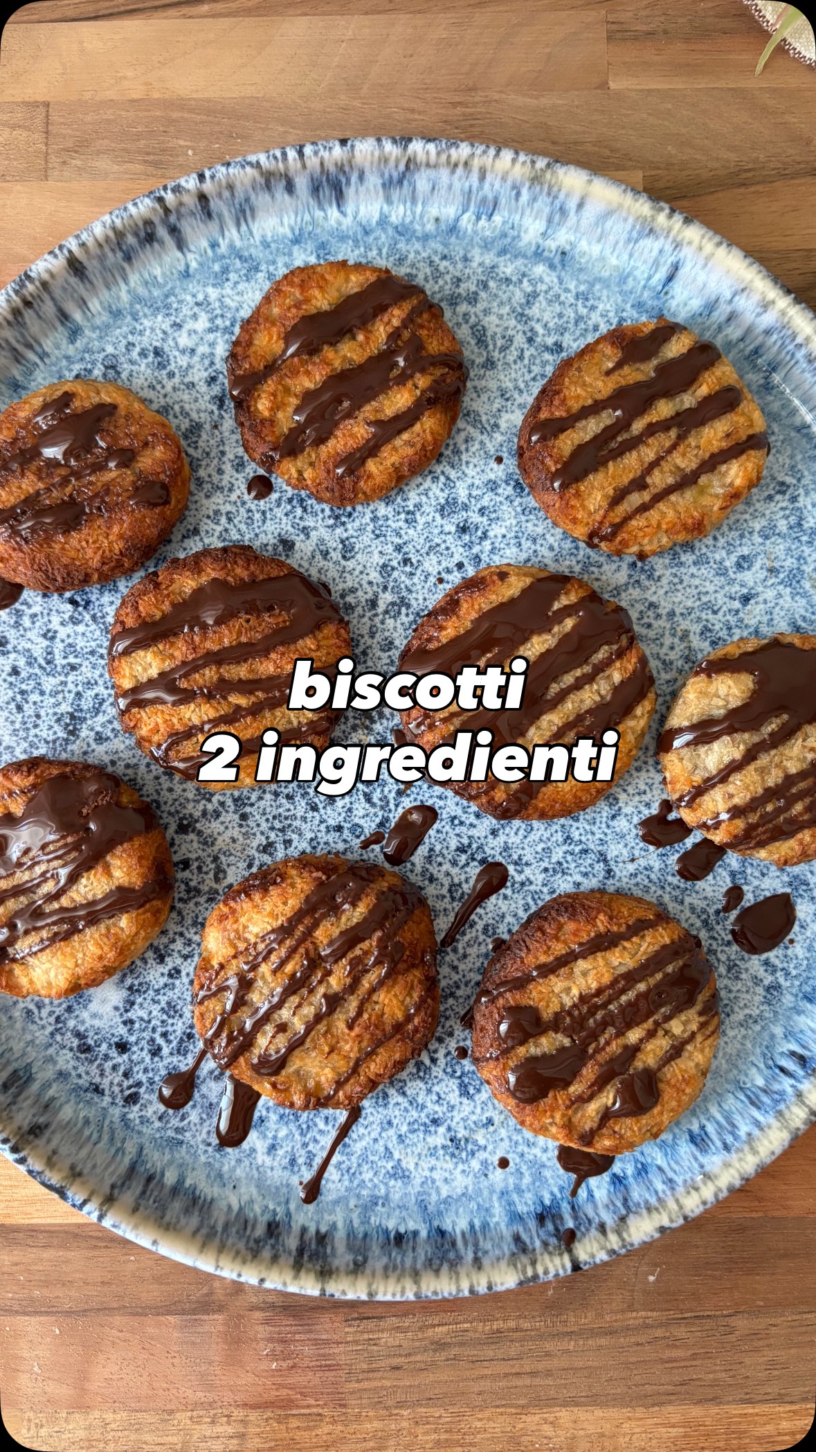 Instagram post by @unpizzicodieli for COSORI. Caption reads: BISCOTTI 2 INGREDIENTI 🍪

INGREDIENTI:
- 120gr di....